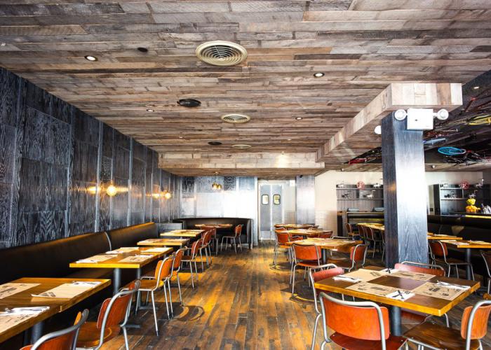 pioneer_millworks_reclaimed_wood_floor_and_ceiling_in_burger_shop.jpg